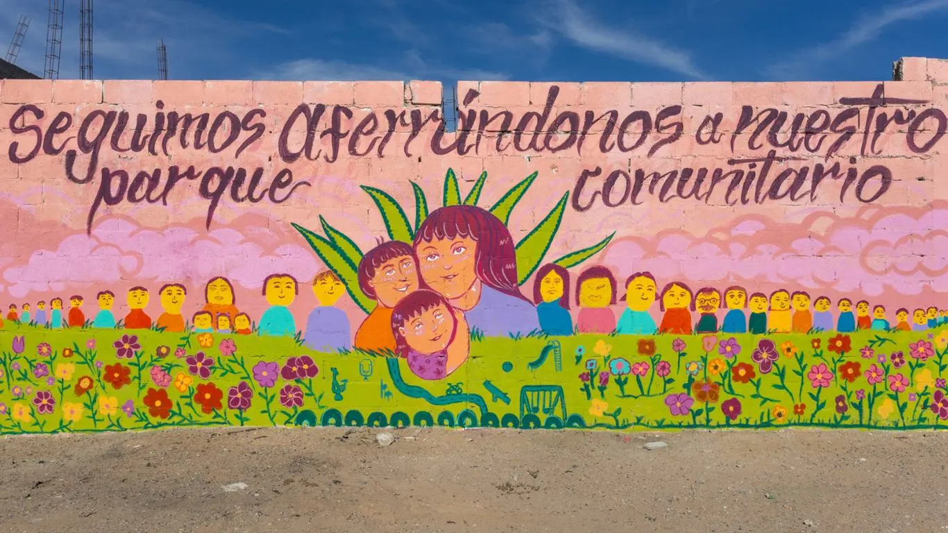 Mural comunitario que dice Seguimos aferrándonos a nuestro parque